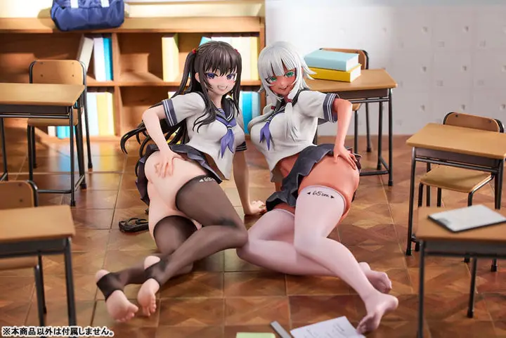 World Where the Thickness of a Girl's Thighs is Equal to Her Social Status Raura Aiza & Iroha Shishikura 1/5